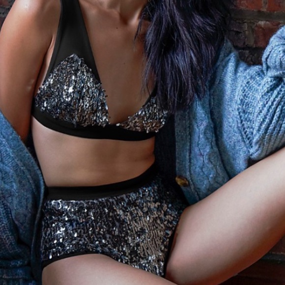 HOST PIC FREE PEOPLE SEQUINED LET IT SHINE BRALETTE IN BLACK SIZE XS - Picture 3 of 16